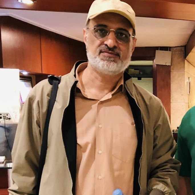 دانلود اهنگ محمد اصفهانی بین زمین و آسمون مونده